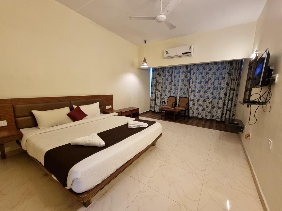 Hotel Lions Den Lonavala Kültér fotó
