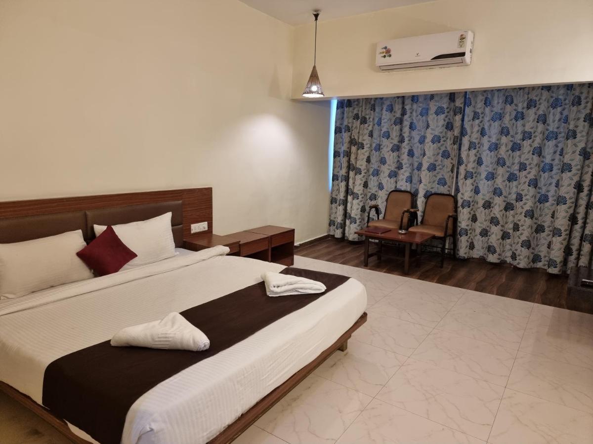 Hotel Lions Den Lonavala Kültér fotó