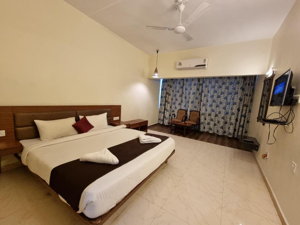Hotel Lions Den Lonavala Kültér fotó