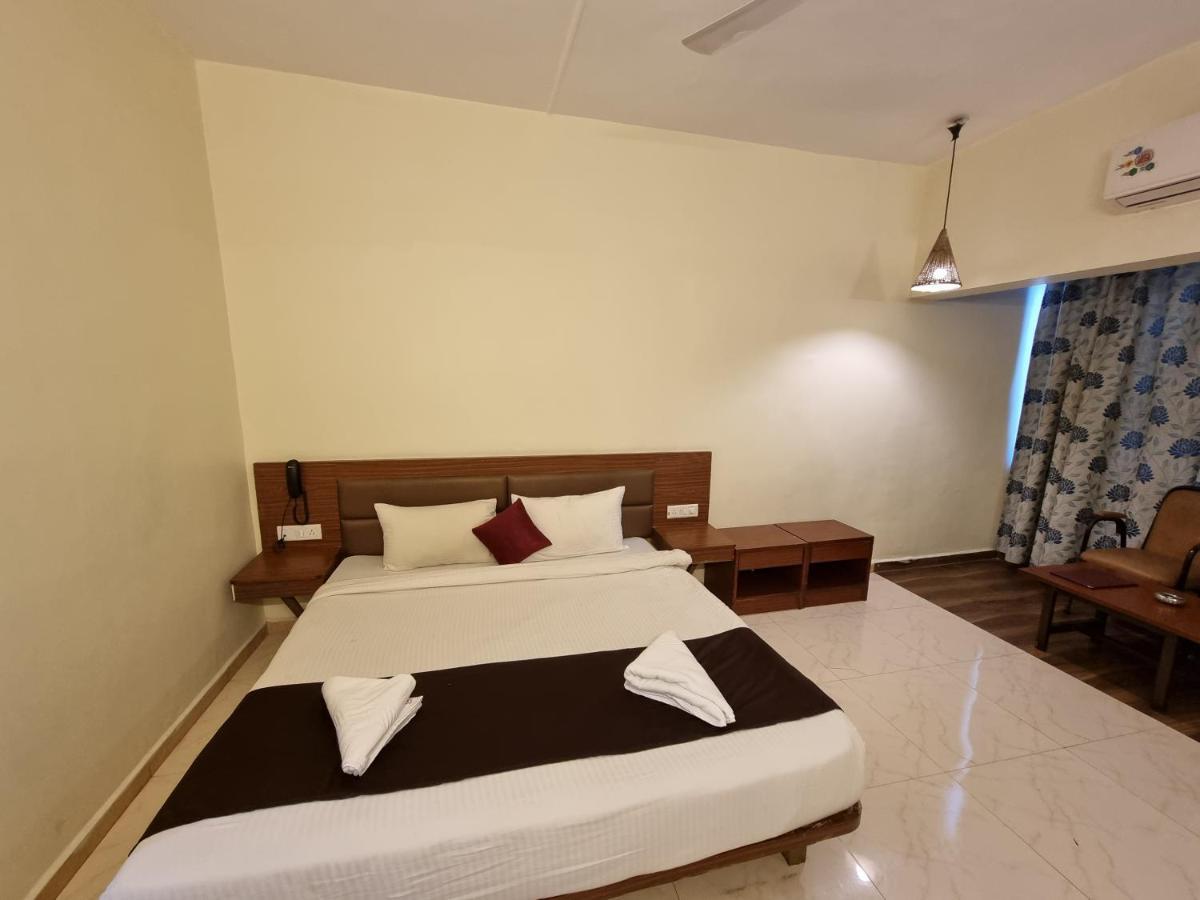Hotel Lions Den Lonavala Kültér fotó