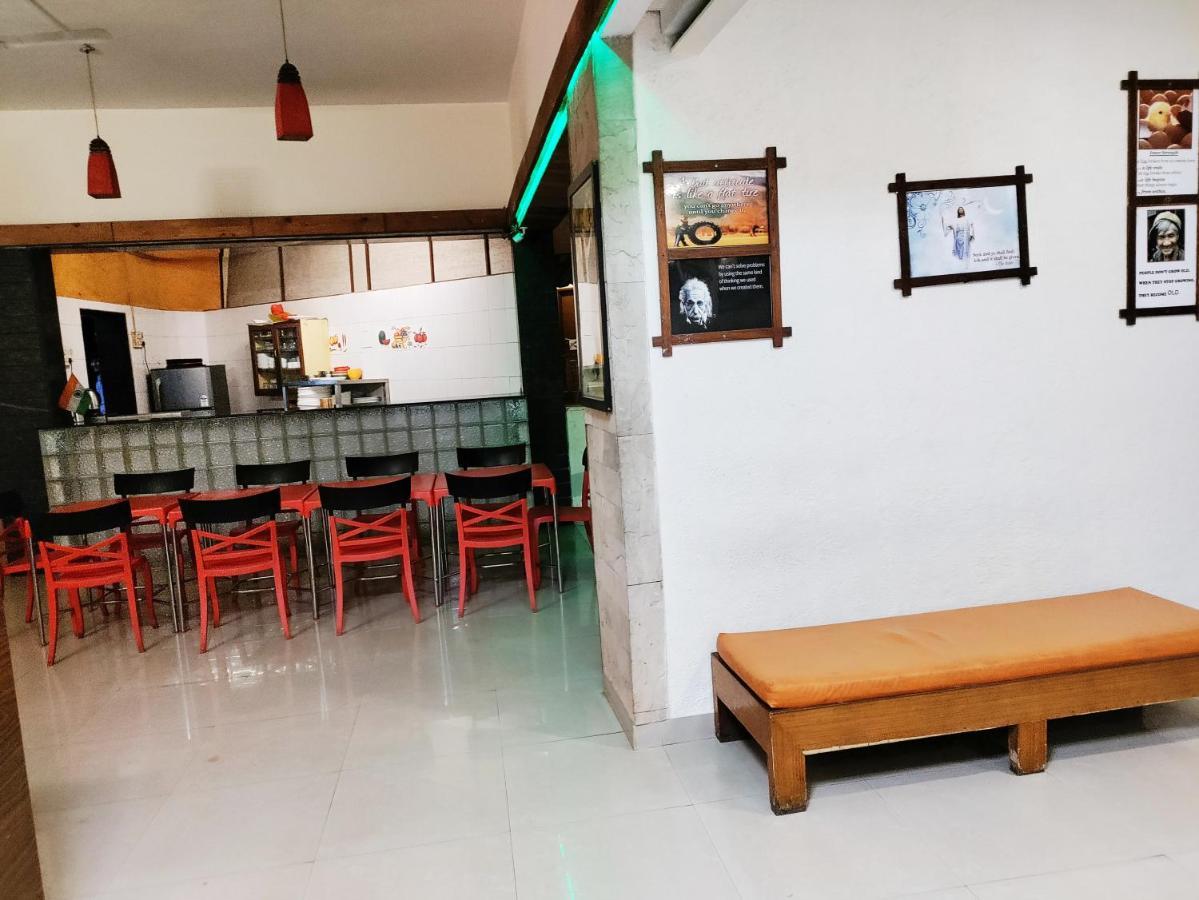 Hotel Lions Den Lonavala Kültér fotó